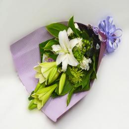 御供え ユリが入った花束