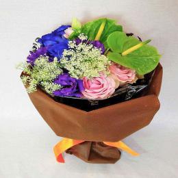 青バラが入った可愛い花束