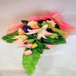 ピンク系 ユリが入った花束