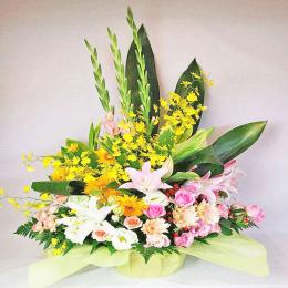 ピンク黄色系 ユリと蘭をたくさん使った豪華アレンジ